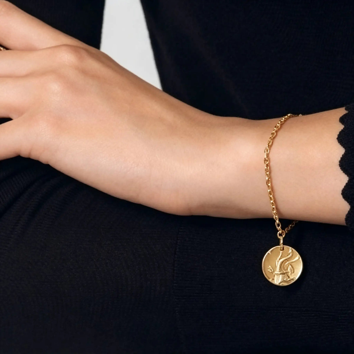 Van Cleef & Arpels Zodiaque Collection Aquarius Gold Bracelet
