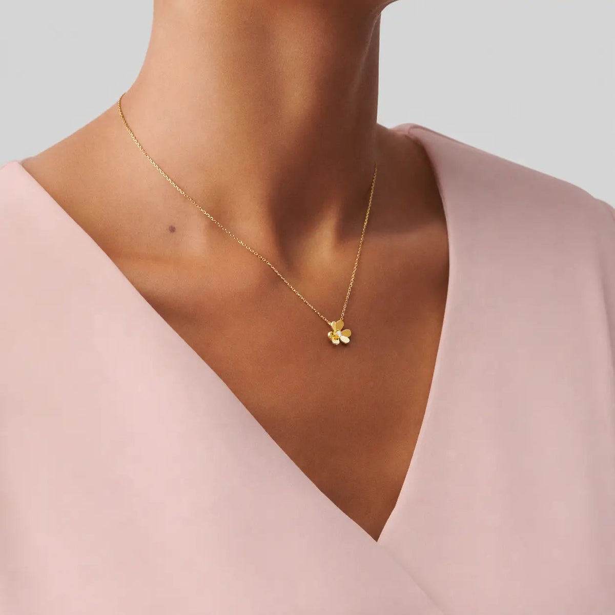 Van Cleef & Arpels Frivole collection mini diamond-set clover necklace